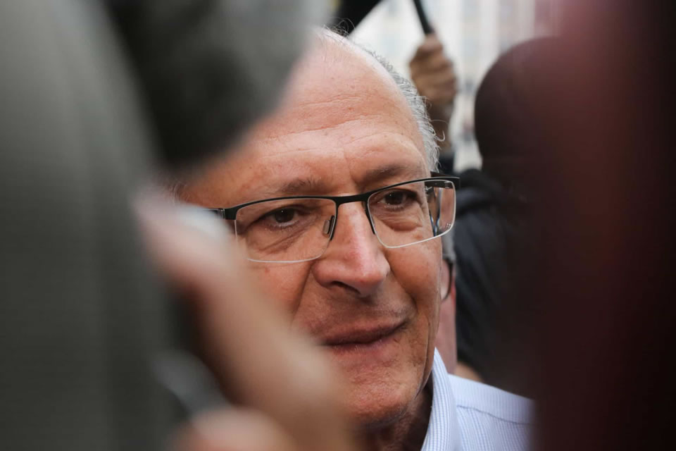 Prates é uma pessoa da área, a minha opinião é que deve continuar na Petrobras, diz Alckmin