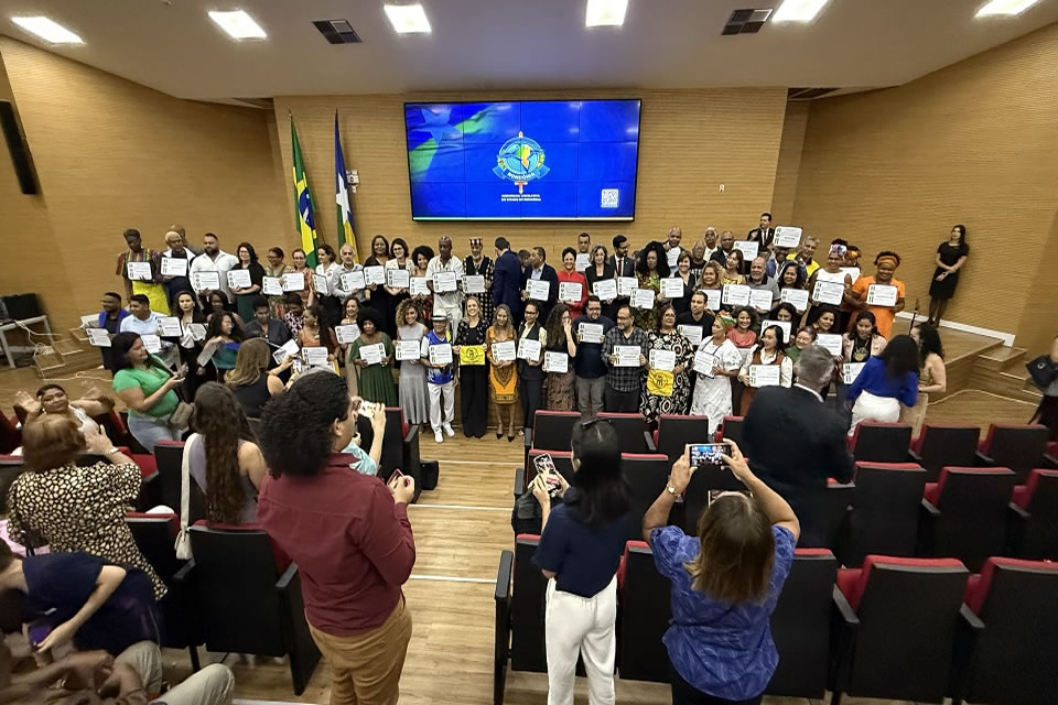 Assembleia homenageia defensores da igualdade racial por iniciativa da deputada Cláudia de Jesus