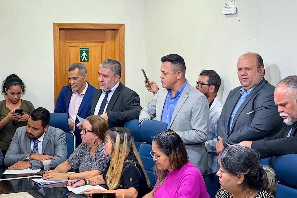 Vereador Isaque Machado destaca compromisso com a educação em encontro com o Sintero