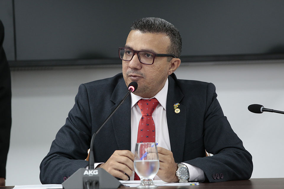   Projeto de Lei apresentado pelo deputado Alex Silva prevê brinquedos adaptados para crianças com deficiência em áreas de lazer  