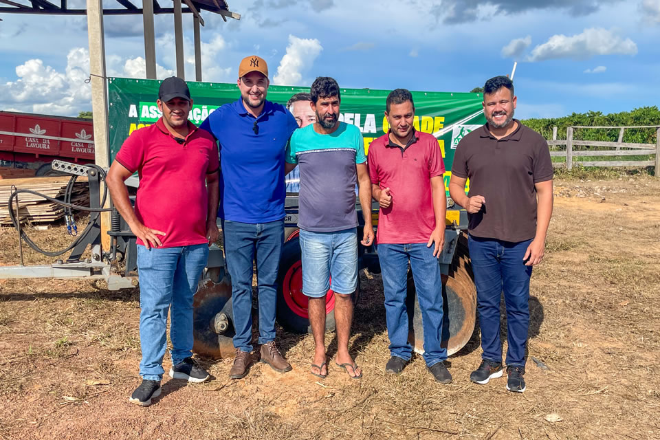 Associação ASPRUER recebe grade niveladora por meio de emenda do deputado Alex Redano