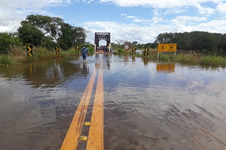 Ponte do Araras localizada na BR-425 (acesso a Nova Mamoré e Guajará-Mirim) permanece interditada