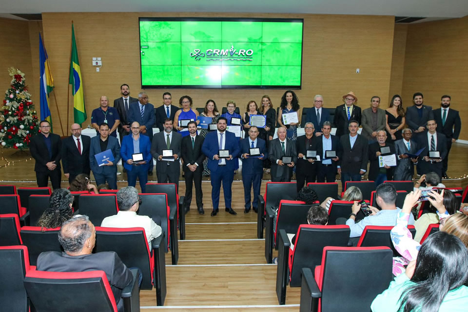 Assembleia entrega Voto de Louvor para Médicos Veterinários e Zootecnista de Rondônia