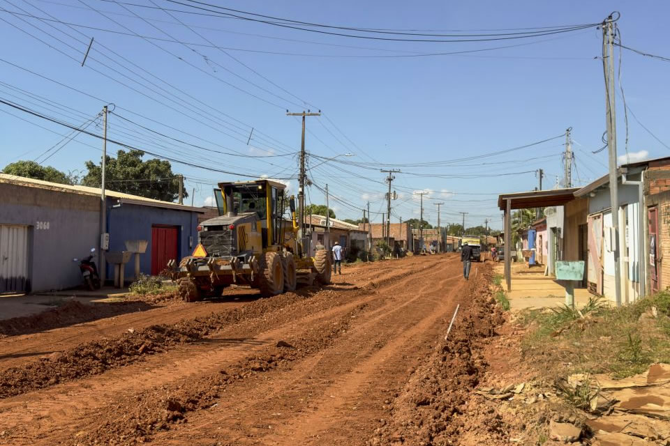 Vias do bairro Três Marias recebem serviços de pavimentação, meio-fio, sarjeta e calçada