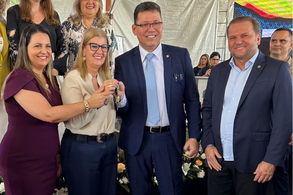 Cirone Deiró destaca a importância da entrega de veículos para a Educação