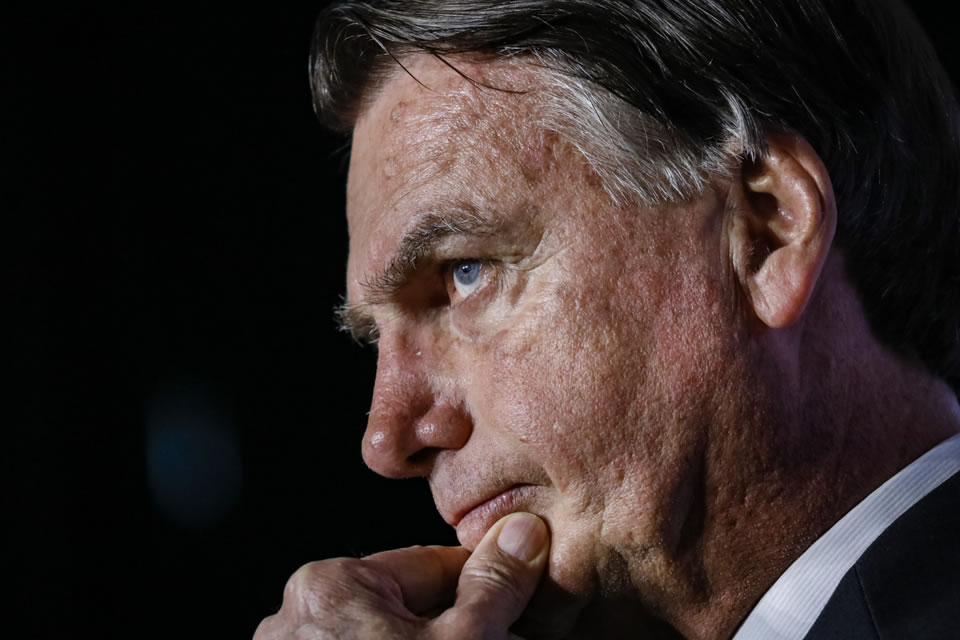 Jair Bolsonaro nega que Carlos tenha pedido informações para Abin