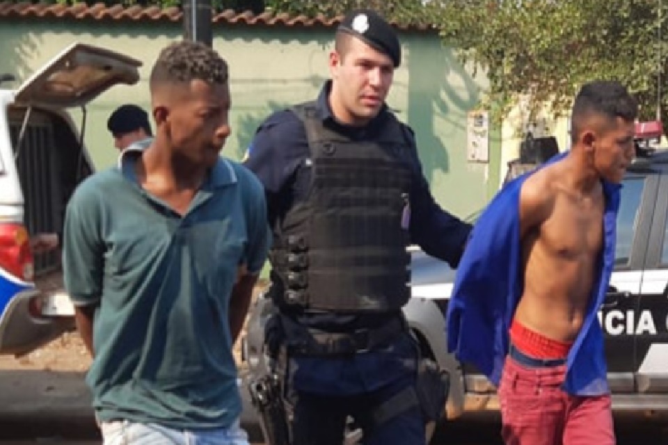 Bandidos que tentaram assaltar escola são presos; dupla estava escondida em uma residência no mesmo bairro