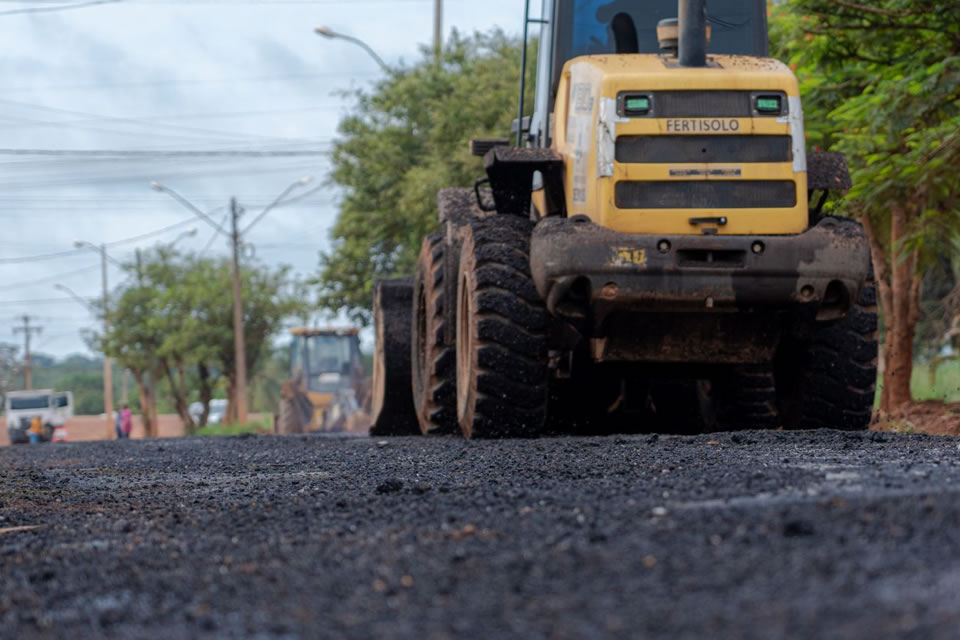 Prefeitura começa a asfaltar distrito de Vista Alegre do Abunã
