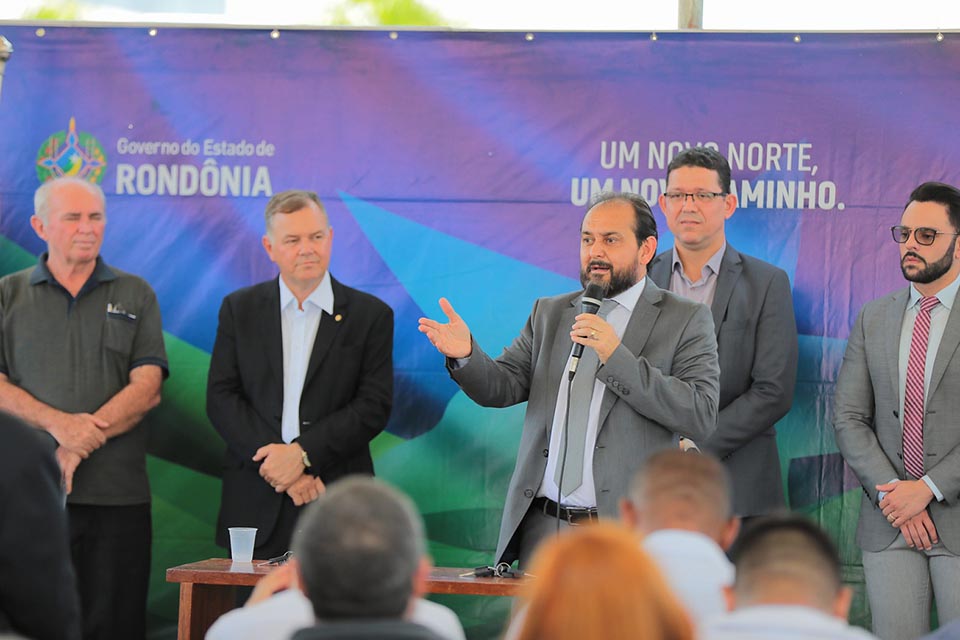 Presidente Laerte Gomes participa da entrega de 17 retroescavadeiras adquiridas pelo Governo para os municípios