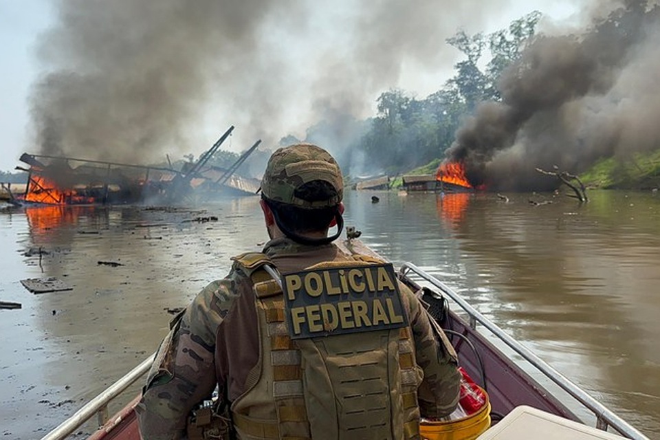 PF inutiliza 223 balsas de garimpo ilegal no Amazonas