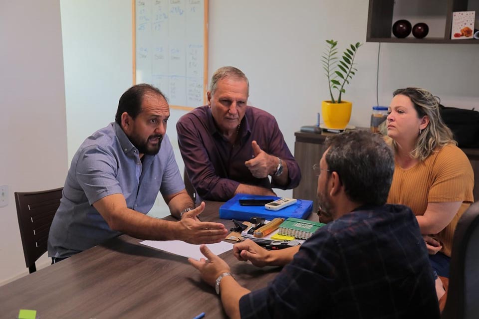 Laerte Gomes e deputado Follador visitam frigorífico e destacam crescimento do empreendimento após adesão ao Sisb