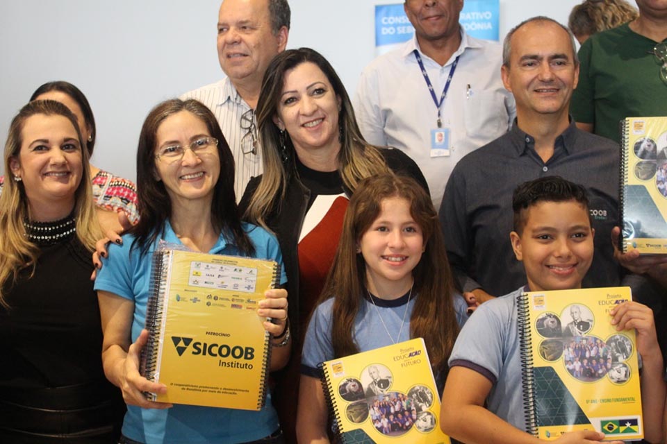 Sebrae e Sicoob entregam 7,4 mil apostilas de Matemática e Português para escolas municipais em parceria com a Prefeitura