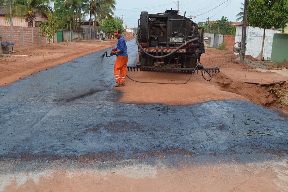 Prefeitura de Rolim de Moura realiza Imprimação asfáltica na Avenida Belém 