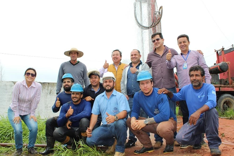 Poço reivindicado há mais de 12 anos em Nova Conquista é entregue pelo prefeito Eduardo Japonês