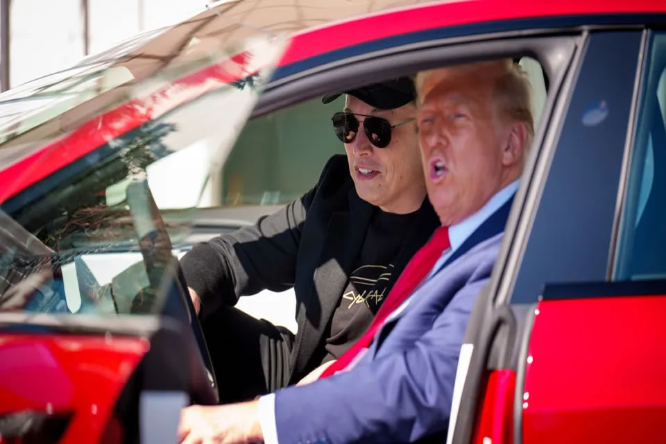 Trump quer se livrar do Tesla que comprou de Elon Musk, diz Casa Branca