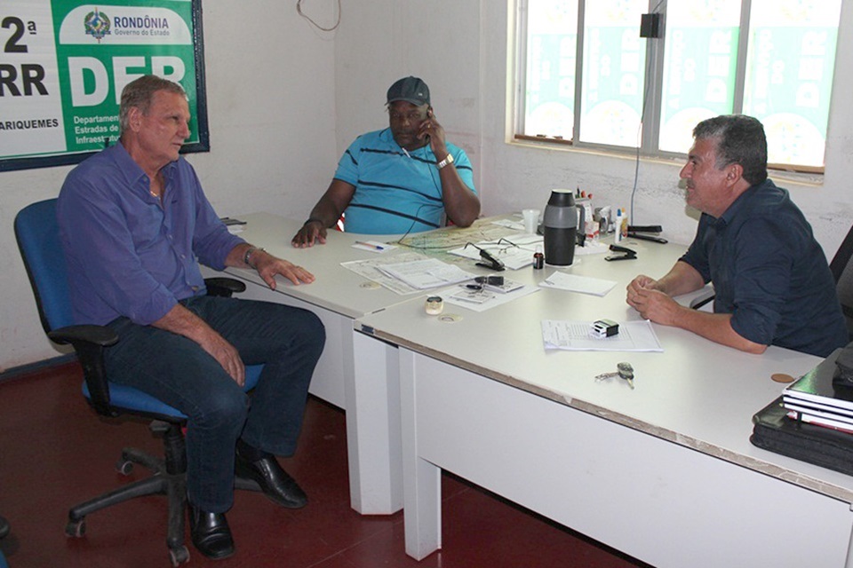 Follador visita regional do DER e pede urgência em reparo de ponte