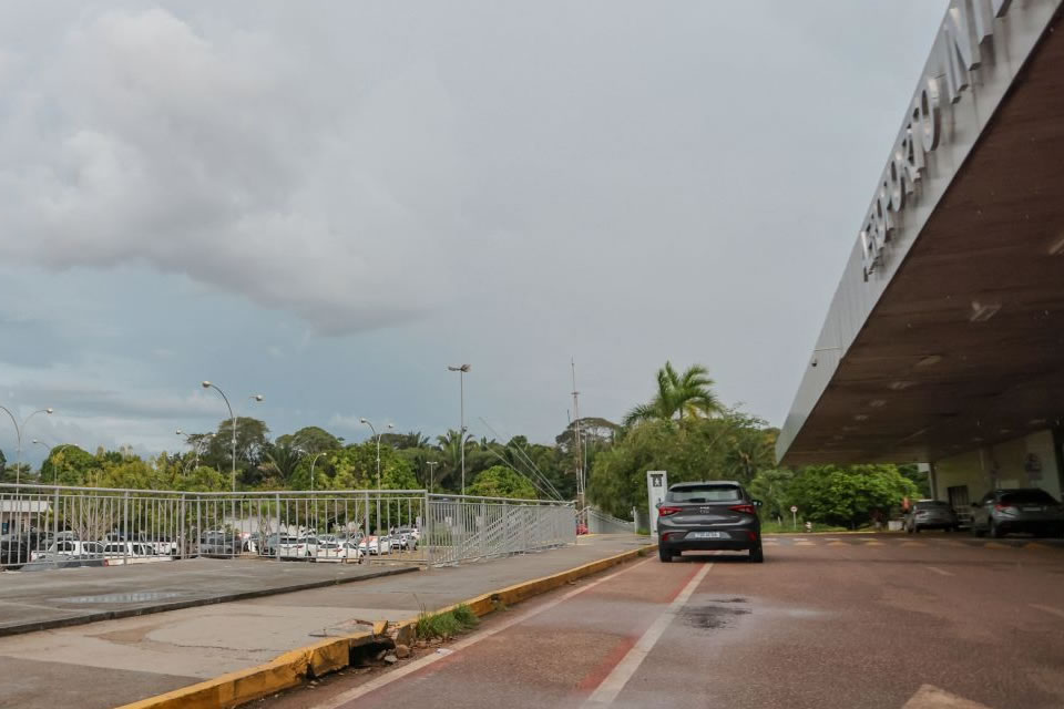 Prefeito Léo Moraes anuncia a retirada de placas que proibiam o estacionamento ao redor do aeroporto de Porto Velho