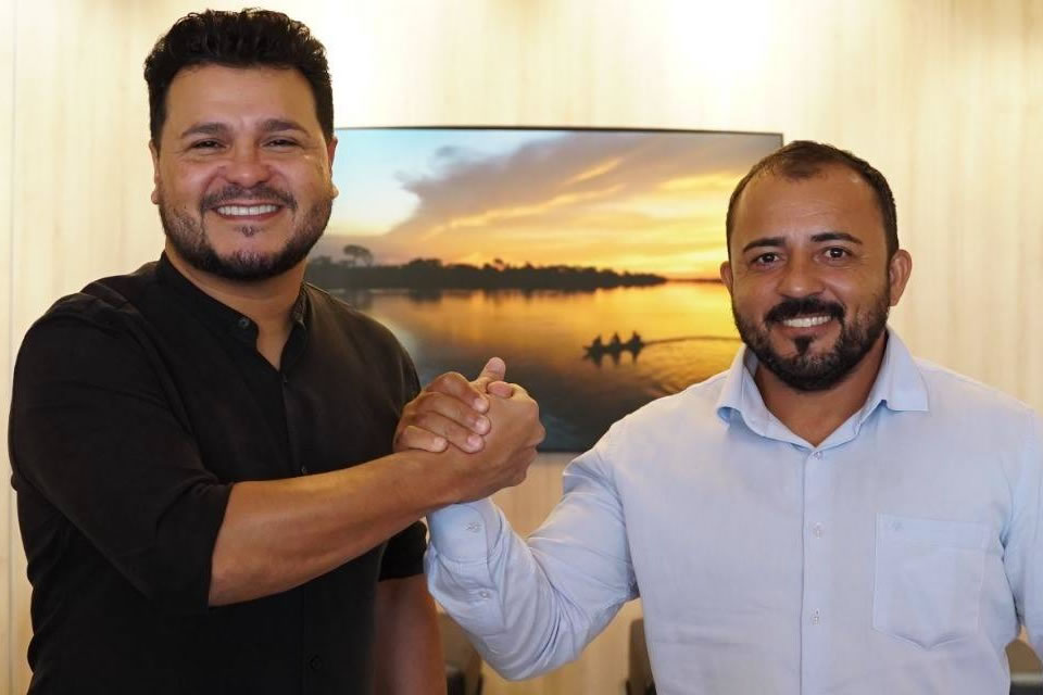 Deputado Marcelo Cruz garante distribuição de calcário para produtores de Cujubim