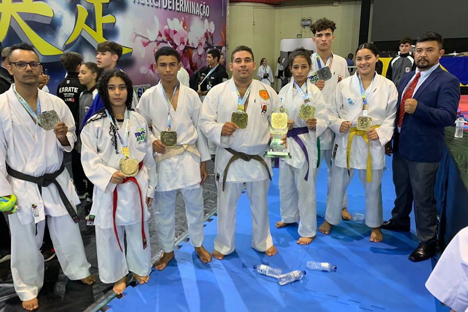 Karatê: Deputado Ribeiro incentiva o esporte e atletas retornam de campeonato com medalhas