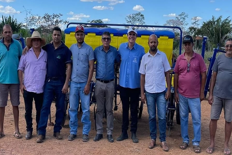 Alan Queiroz realiza a entrega de plantadeira para os produtores rurais em Nova União