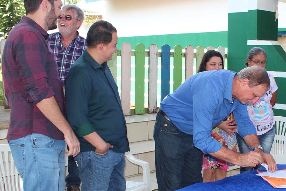 Deputado Adelino participa da assinatura da ordem de serviço em Escola de Ariquemes