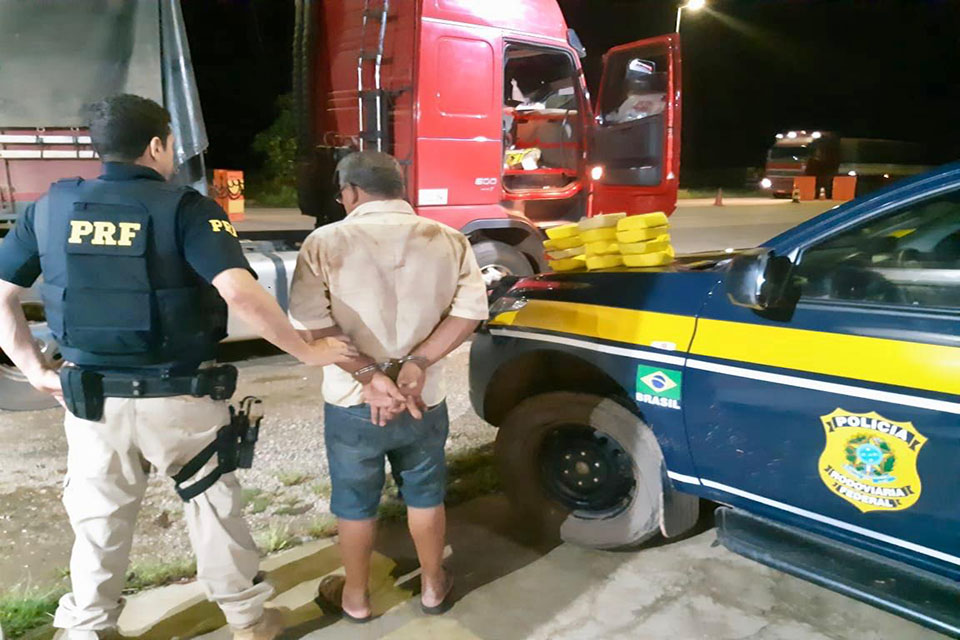 Em Porto Velho, PRF prende caminhoneiro que transportava 12,5 kg de cocaína