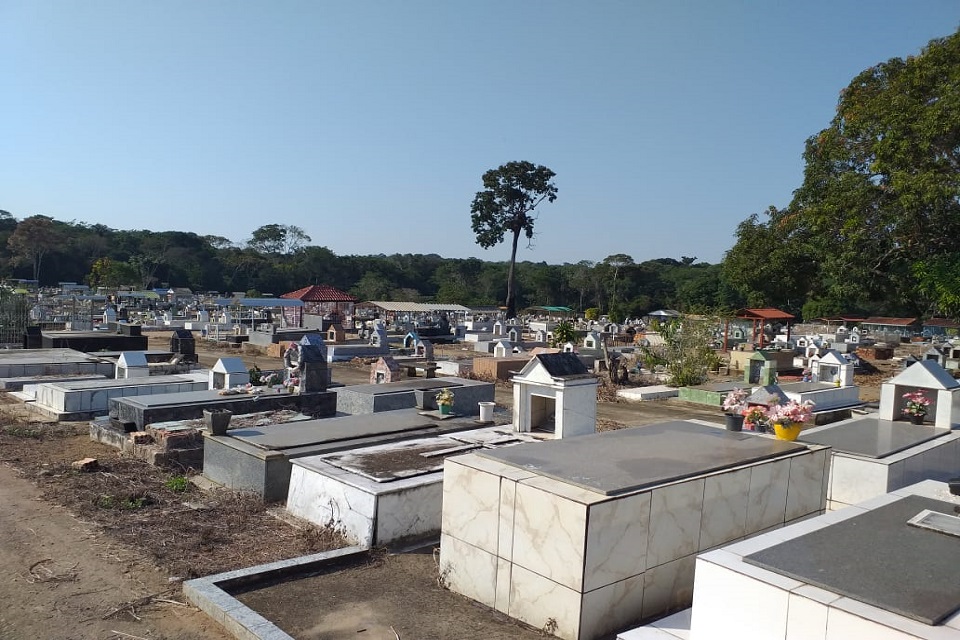 Prefeitura limpa cemitérios para visitação neste domingo