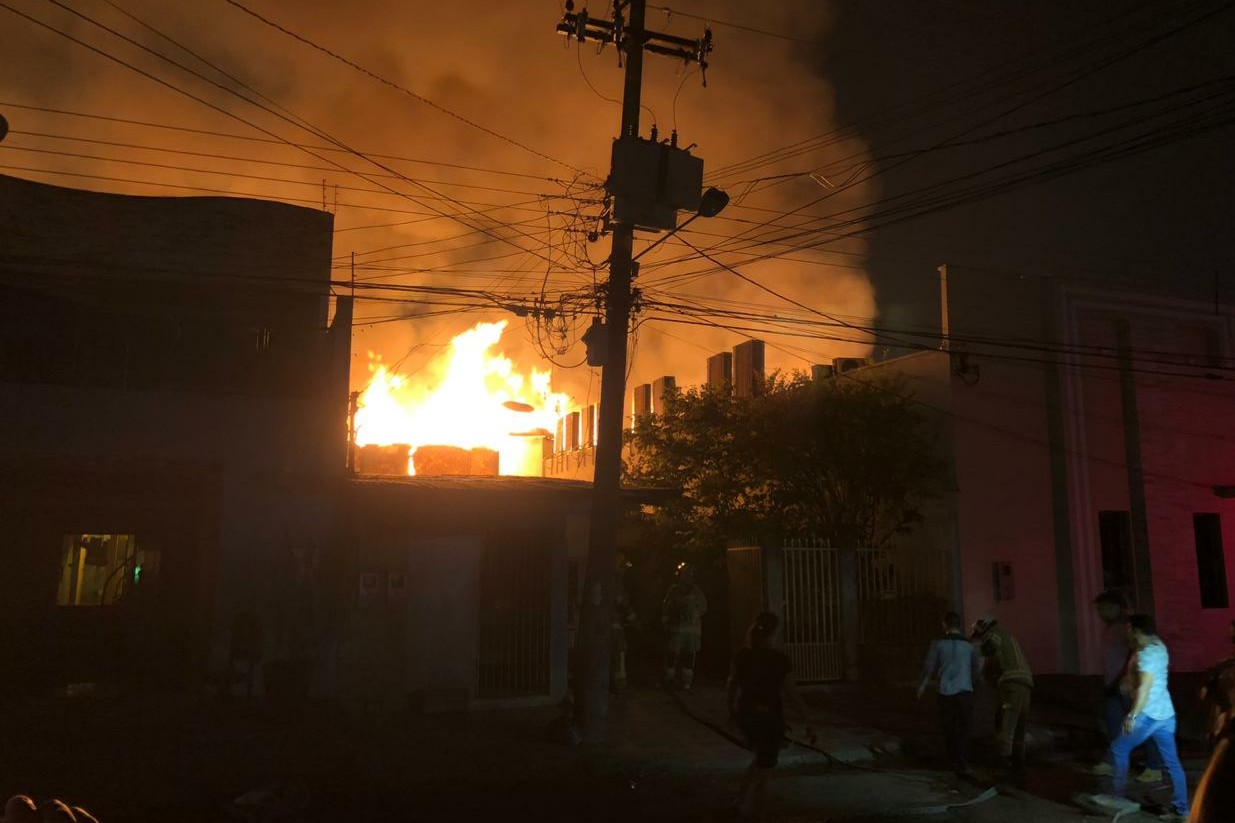 INCÊNDIO: Imóvel pega fogo no início da noite, em Porto Velho; Vídeo