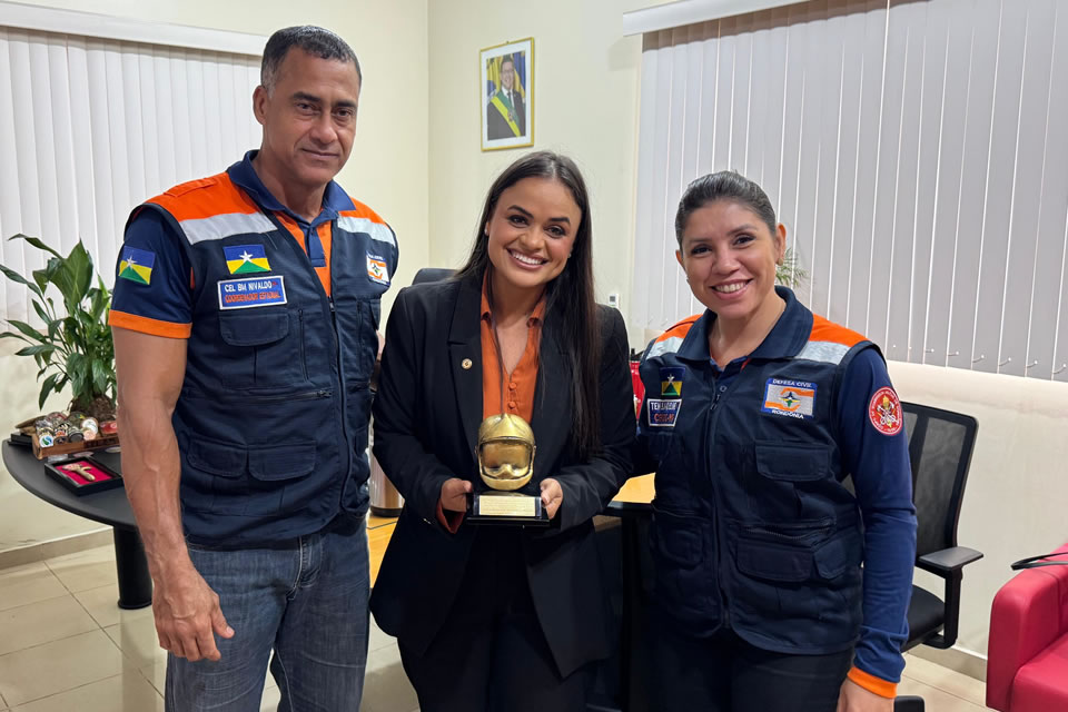 Deputada Dra. Taíssa recebe homenagem do Corpo de Bombeiros Militar de Rondônia