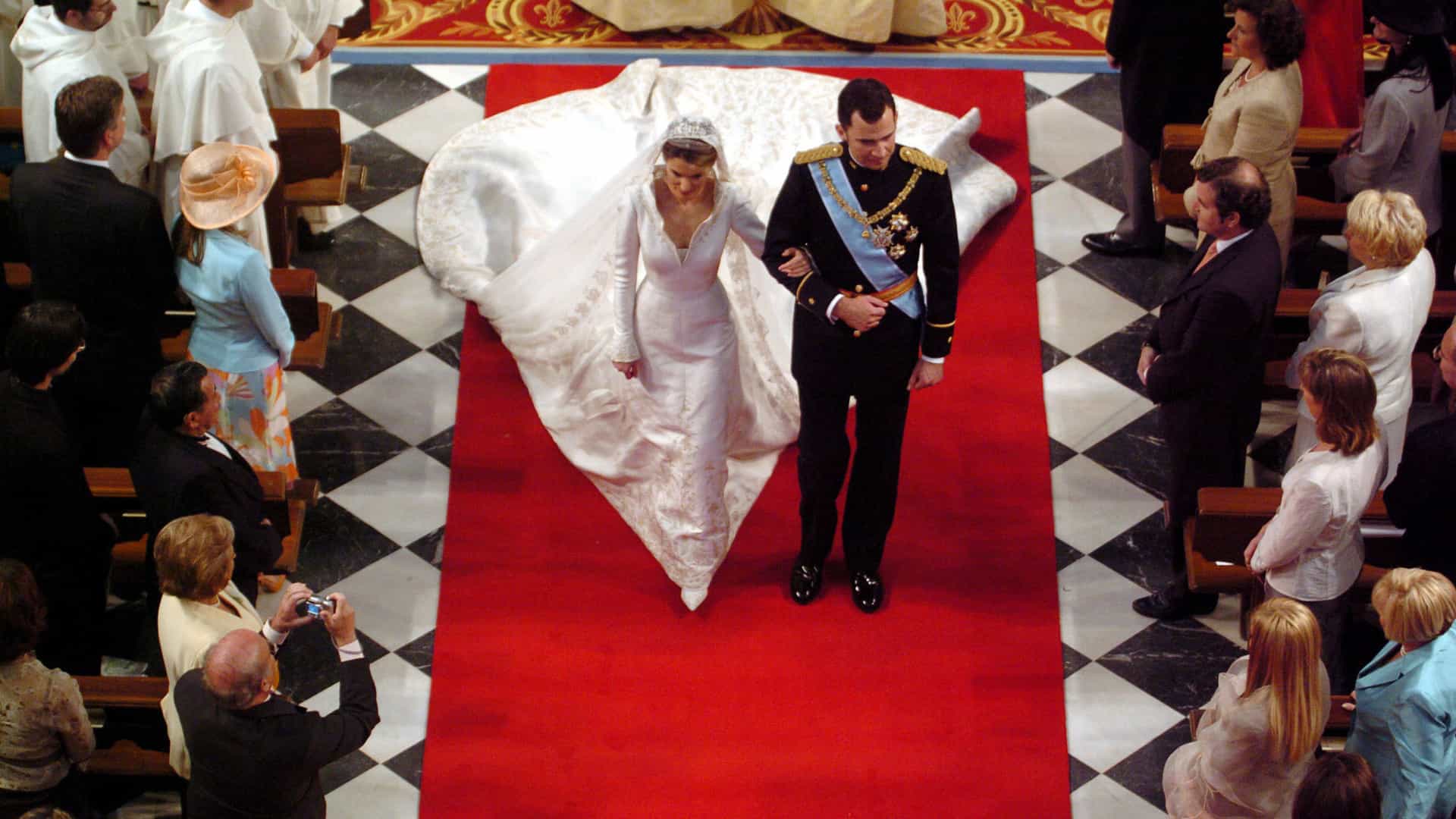 Felipe e Letizia correram perigo no casamento mas só Juan Carlos sabia
