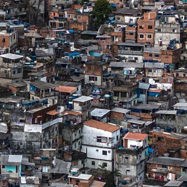 Favelas têm maior proporção de templos religiosos do que o resto das cidades, mostra pesquisa