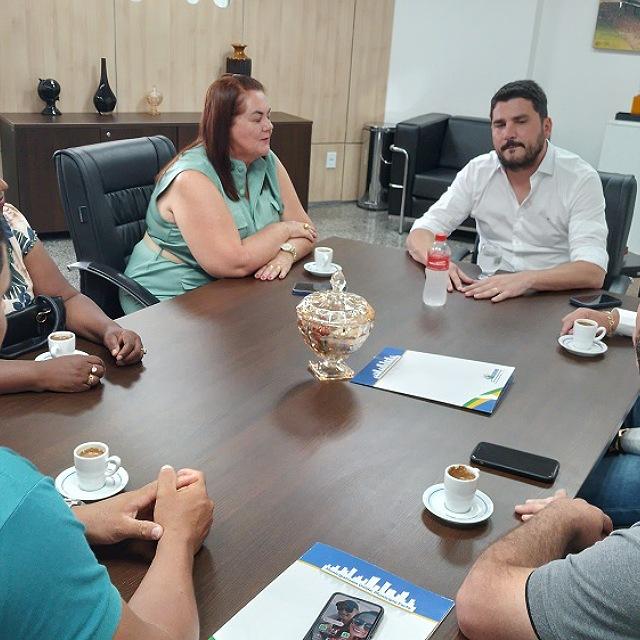 Prefeita e vice eleitos de Pimenteiras se reúnem com o deputado Jean Mendonça