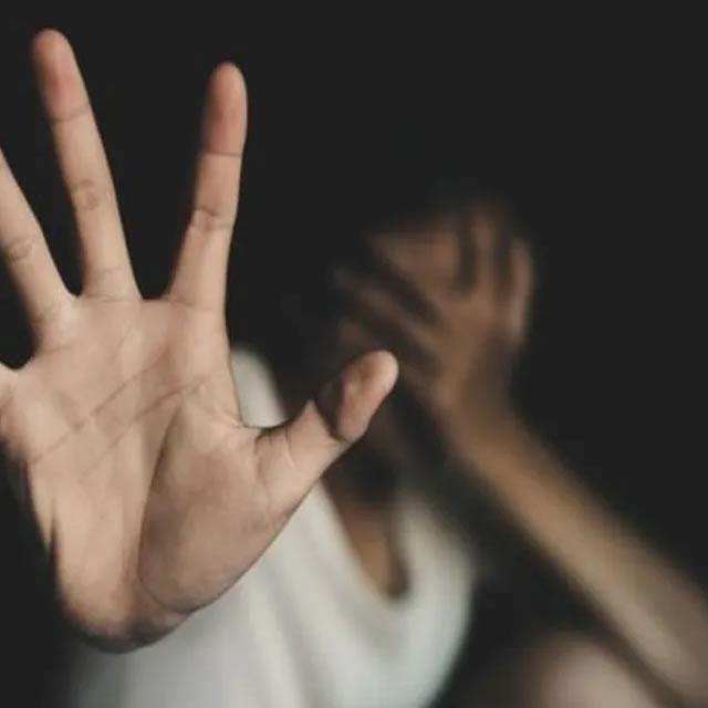 Mulher fica sem luz, chama concessionária e é estuprada por eletricista em casa