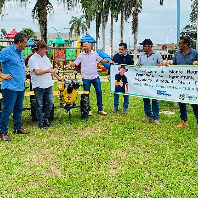 Pedro Fernandes entrega implementos agrícolas para fortalecer a agricultura familiar em Monte Negro