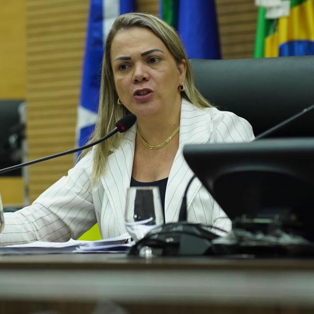 Cláudia de Jesus solicita conclusão da reforma do quartel da PM em Rondominas