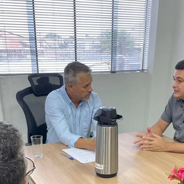 Vereador Adalto de Bandeirantes se reúne com adjunto da Semed para enfrentar a crise dos ônibus queimados nos distritos 