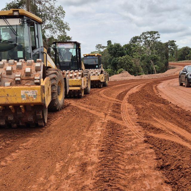 Alta Floresta: Jean Oliveira e diretor-geral do DER acompanham obra na Serra do Pialopes