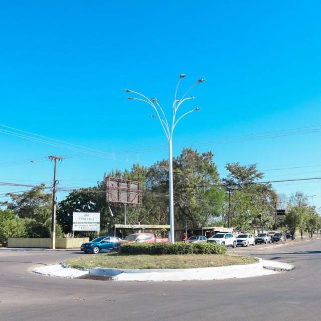 Prefeitura implanta “fura-fila inteligente” para dar mais fluidez ao trânsito na rotatória da avenida Caúla com a Guaporé