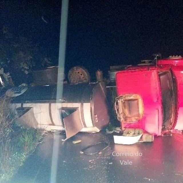 Caminhão Leiteiro tomba na RO 473 entre Urupá e Teixeirópolis