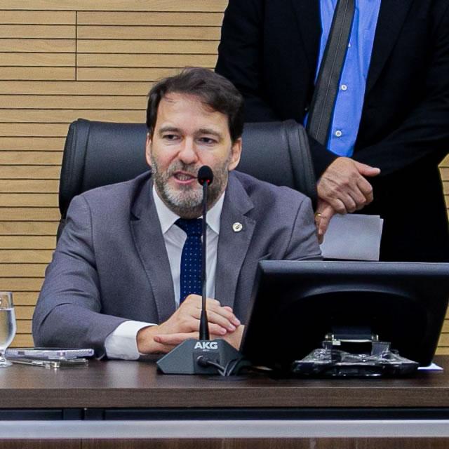 Sob presidência do deputado Alex Redano, parlamentares aprovam relatório da CPI