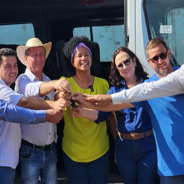 Deputada Sílvia Cristina entrega Van para o transporte de pacientes em Cerejeiras