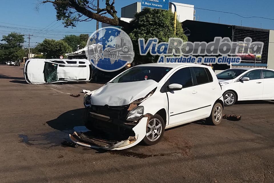 Grave colisão entre carros em cruzamento após ultrapassagem de sinal vermelho