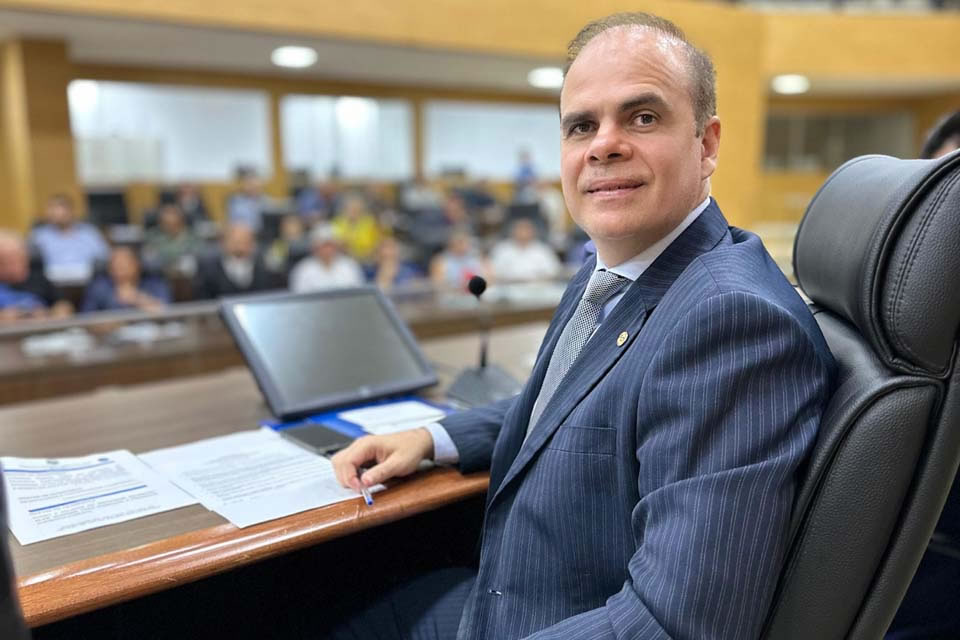Alan Queiroz solicita implantação de turma de Educação de Jovens e Adultos em escola de Machadinho D’Oeste