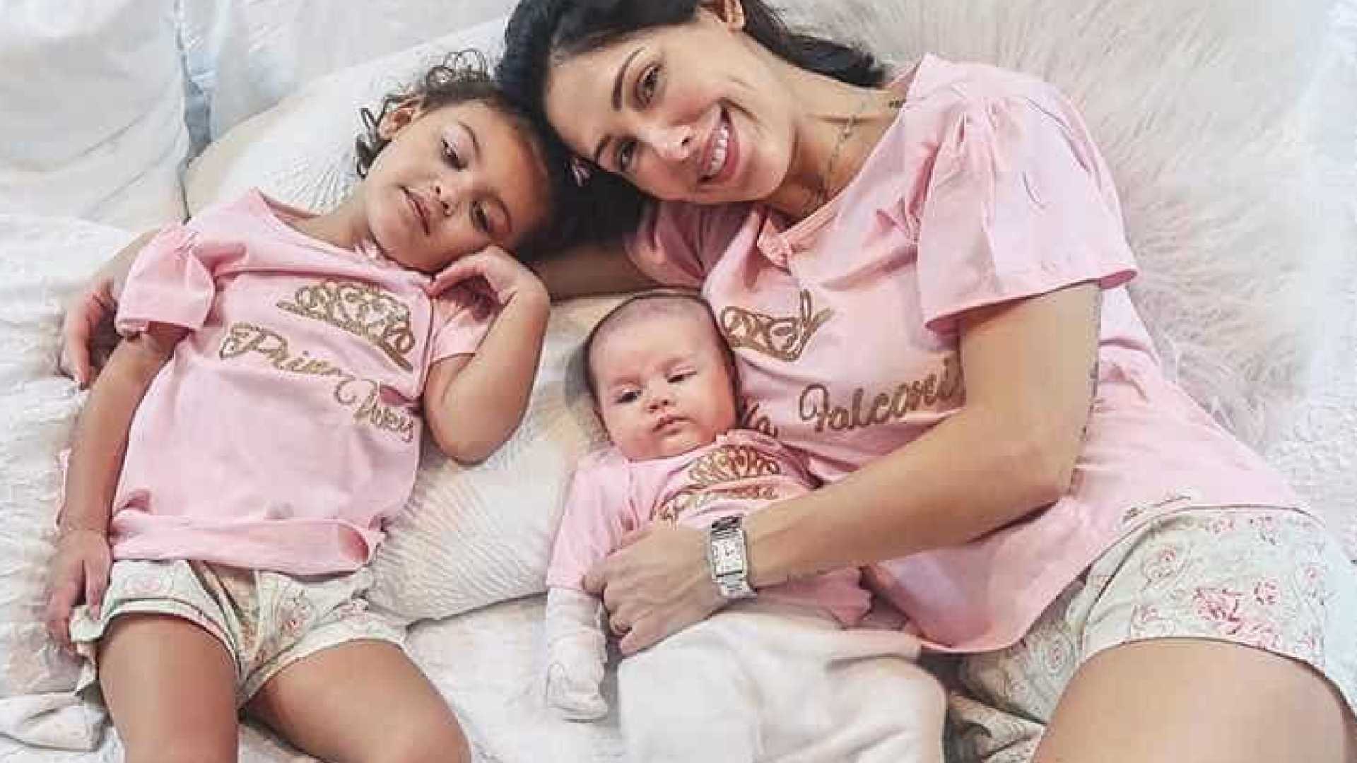 Bella Falconi posa combinando roupa com as filhas