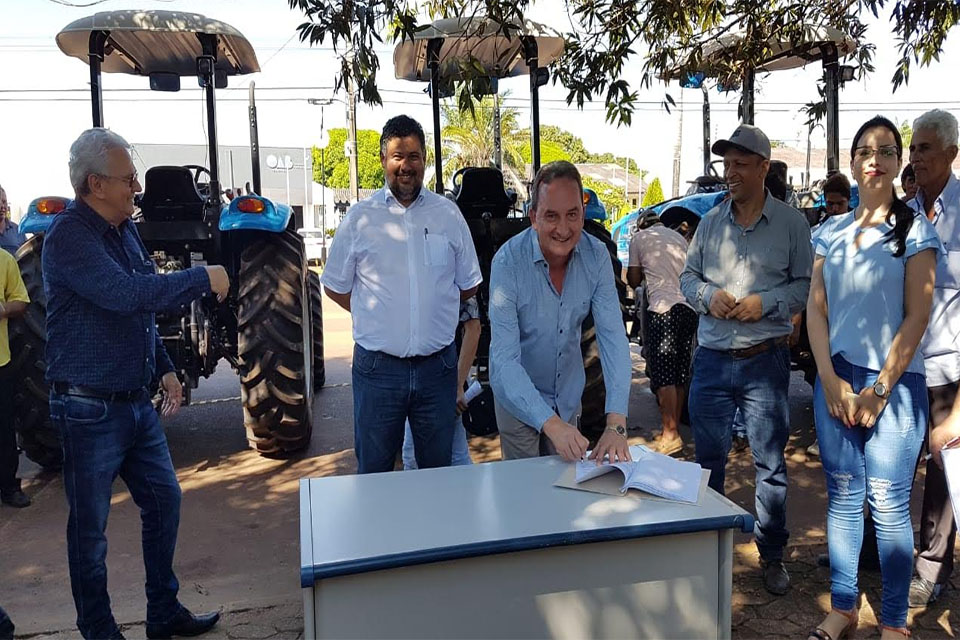 Prefeitura de Rolim de Moura entrega seis tratores e implementos agrícolas para associações dos produtores rurais 