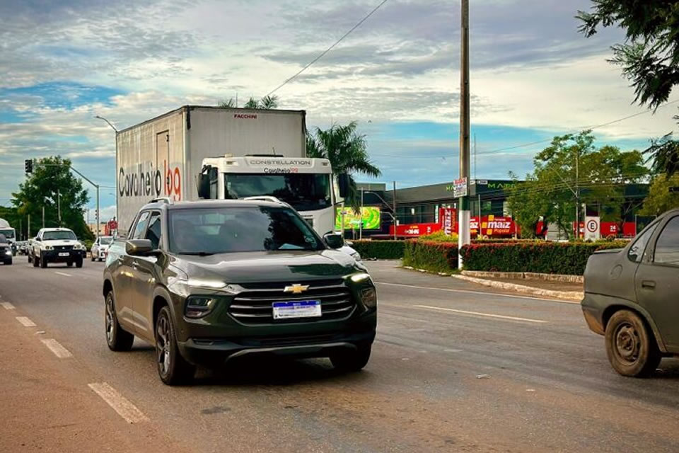 Prazo para licenciamento de veículos com placa final 1,2 e 3 encerra na quinta-feira, dia 28