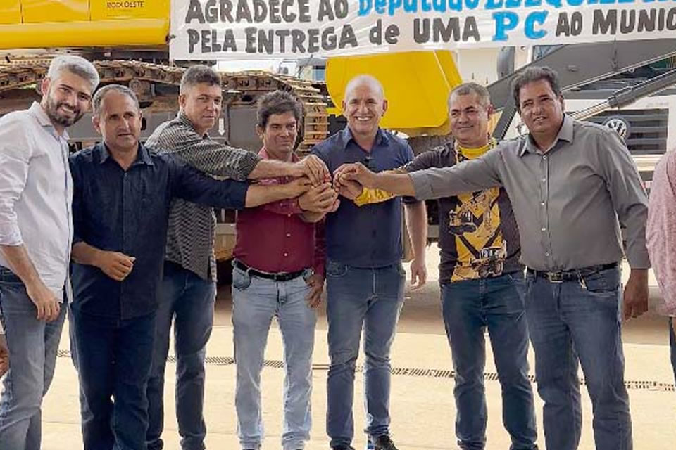 Ezequiel Neiva entrega escavadeira hidráulica ao município de Alto Alegre dos Parecis