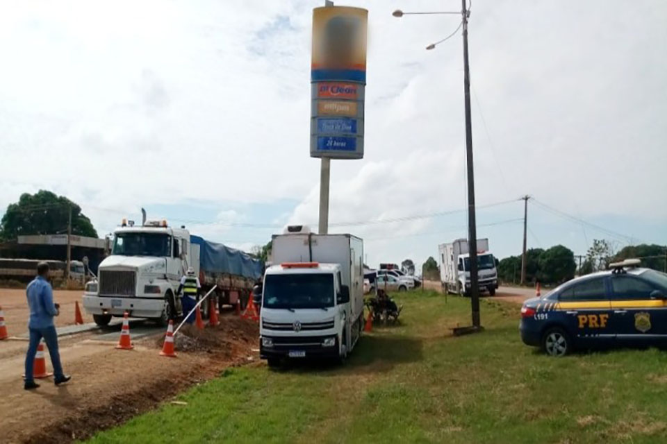 PRF e Dnit fiscalizam excesso de peso de caminhões em Porto Velho