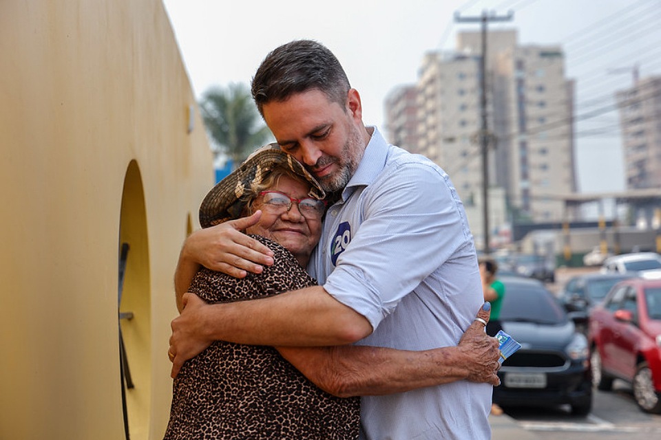 Em reunião com mães de crianças autistas, Léo explica projetos para atender demandas das pessoas com TEA