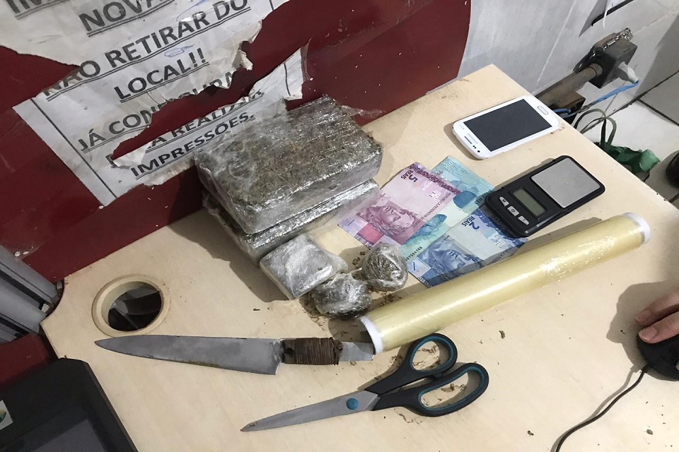Jovem que vendia droga pelo whatsapp é preso com vários tabletes de maconha em Porto Velho